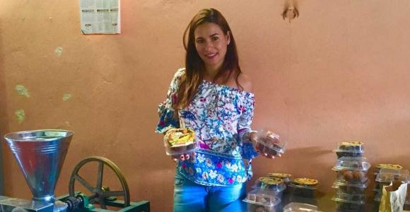 Alejandra Olarte tiene su propia empresa familiar de chocolates llamada Maranatha, además es asociada de Congente. 