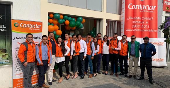 Equipo comercial y administrativo de la primera oficina de Contactar en Acacías (Meta).