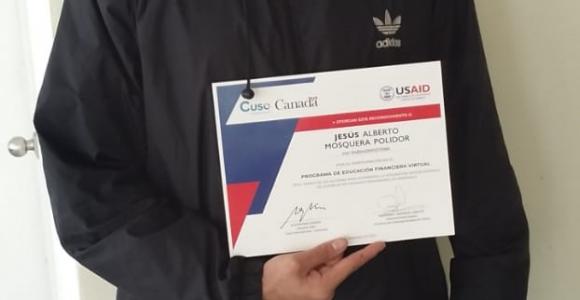 Foto 1 Jesús Mosquera, y los/las 26 participantes del programa de Educación Financiera Virtual de IFR, recibieron su certificado físico.