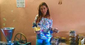 Alejandra Olarte tiene su propia empresa familiar de chocolates llamada Maranatha, además es asociada de Congente. 