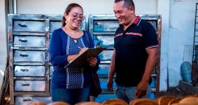 En los últimos cinco años más de 800.000 micro, pequeños y medianos empresarios rurales pudieron acceder al servicio financiero gracias a la Iniciativa de Finanzas Rurales. Foto: Hanz Rippe- Fernanda Pineda para USAID