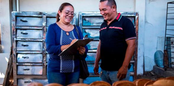 En los últimos cinco años más de 800.000 micro, pequeños y medianos empresarios rurales pudieron acceder al servicio financiero gracias a la Iniciativa de Finanzas Rurales. Foto: Hanz Rippe- Fernanda Pineda para USAID